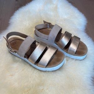 UGG flat form sandals - beige and gold - 7.5